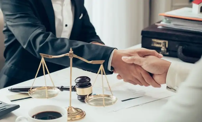 اهمية وجود المحامي التجاري في أعمال الشركات